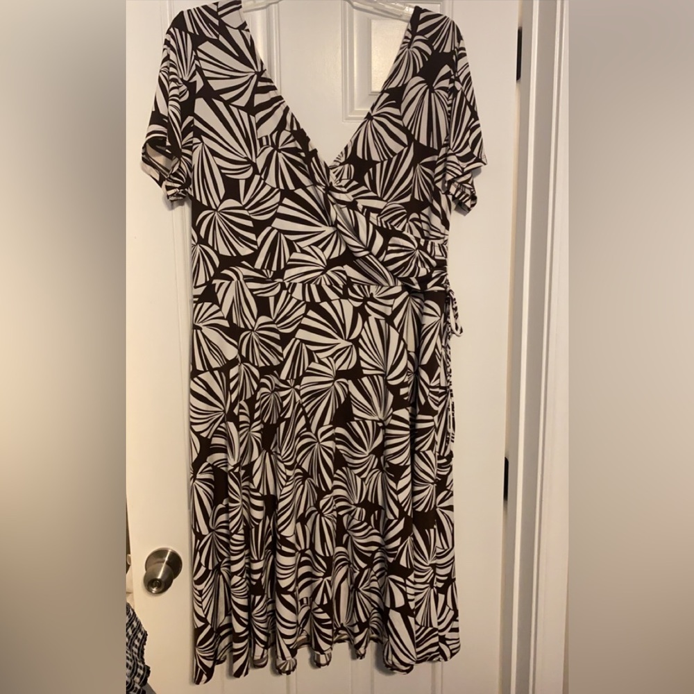 London Times Woman dress. Brown/beige. Size 20W.